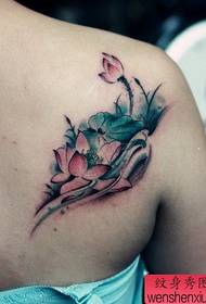 Piękny wzór tatuażu na ramieniu lotosu i liści lotosu