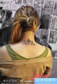 Jauks izskata totem vīnogulāju tetovējuma raksts uz kakla