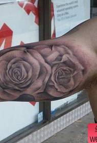 Brazo popular fermoso patrón de tatuaxe de rosa gris negro