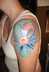 Padrão de tatuagem de lótus pálida de cor de água no ombro feminino