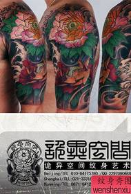 O único fermoso patrón de tatuaxe de peonia no brazo