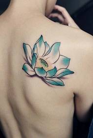 Trevlig titt tillbaka vacker färg lotus tatuering