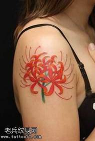 Patrón de tatuaje de flor lateral delicado