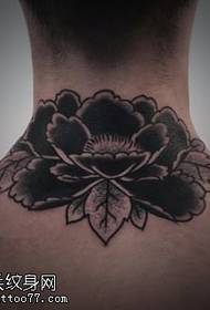 Uzorak tetovaže crnog božura na vratu