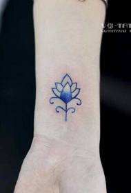 Liten färsk lotus tatuering fungerar