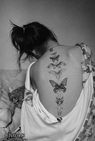 Graži drugelio tatuiruotė ant nugaros