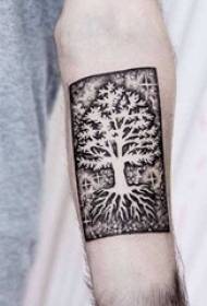 Lengan anak sekolah pada garis-garis hitam geometris tanaman gambar tato pohon kehidupan