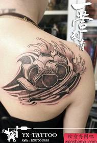 Nydelig svart-hvitt lotus tatoveringsmønster på skuldrene til jenter