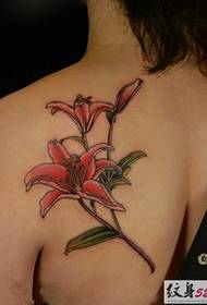 Yakatsva uye yakachena lily tattoo