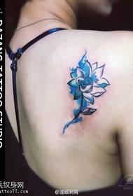 Plecu zils lotosa tetovējums