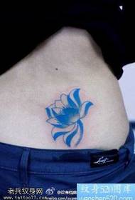 Skaists un skaists krāsains lotosa tetovējuma raksts jostasvietā