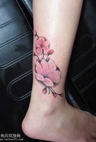 Patrón de tatuaje de ciruela de pierna