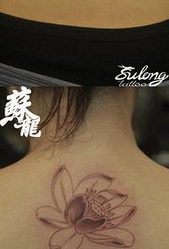 Pigens ryg er populær med et simpelt lotus-tatoveringsmønster.