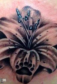 Sort og hvid lilje tatoveringsmønster