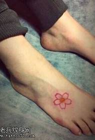 Fermoso patrón de tatuaxe en flor de cerezo