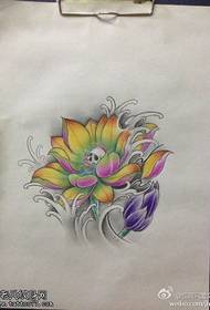 Färgat traditionellt lotus tatueringsmanuskriptmönster