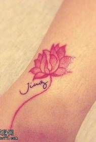 Pragtige lotus tattoo patroon op die bene