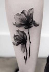 Ilustración de tatuaxe de flores de lirio: un conxunto moi sinxelo de pequenos patróns de tatuaxe de flores de lirio