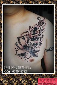 Manlik foarste boarst klassike pop-inkt lotus tatoetmuster