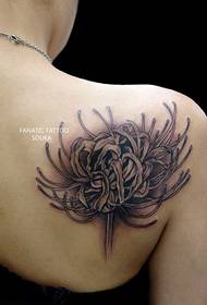 Убава и мрачна тетоважа со цвеќиња
