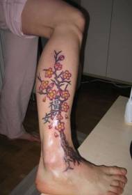 Ružičasti cvjetovi trešnje i uzorci tetovaže kineskog karaktera