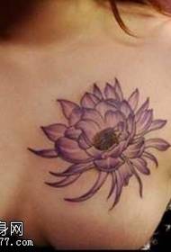 Gražiai atrodantis lotoso tatuiruotės modelis ant krūtinės