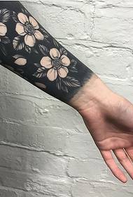 Tatuaż małego ramienia z kwiatem wiśni