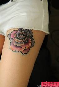 Prekrasan uzorak ruže tetovaža za noge lijepih žena