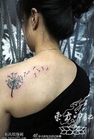 Dandelion tattoo patroon met vrye skouers wat vlieg