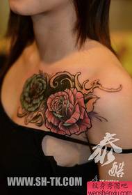 en tatoverings tatovering på brystet til en jente