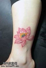 Модел за тетоважа со лотос во боја на нозе