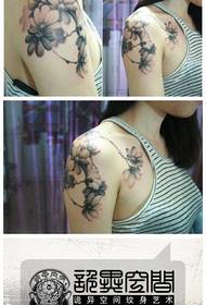 Girl's arm shoulders beautiful and beautiful black and white floral tattoo pattern