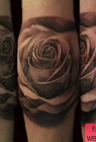 सुंदर आणि सुंदर काळा आणि राखाडी गुलाब टॅटू नमुना