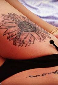 Patró de tatuatge de gira-sol a la cama