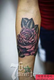 Pola tato mawar yang indah populer dengan lengan