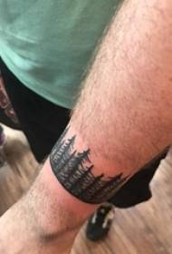 Zglob djevojke na slici crni trn biljka veliko drvo šuma krajolik tetovaža sliku