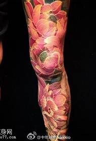 Na nozi je oslikan uzorak tetovaže lotosa