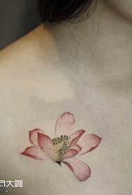Krūtinės rausvos lotoso tatuiruotės modelis