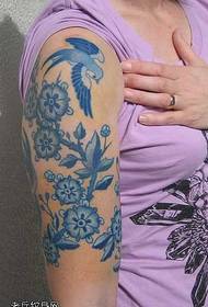 Groot arm blauw en wit tattoo-patroon