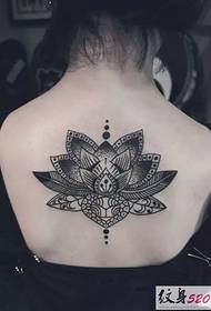 Pola tato totem lotus yang berbeda