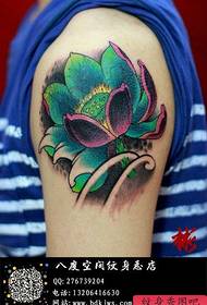 Un tatuaj frumos de flori de lotus pe braț