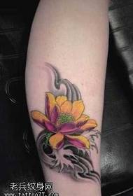 Bonito patrón de tatuaje de loto en las piernas