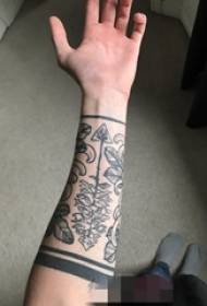 Zēnu roka uz melnbaltām dzeloņains ģeometriskām līnijām augu tetovējums attēlus