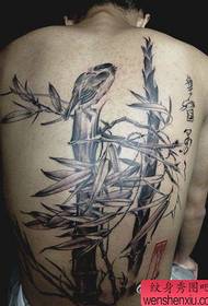Мужская спина популярная классическая черно-белая бамбуковая татуировка