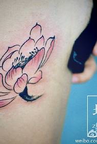 Ang sumbanan sa tiyan sa tiyan prick line lotus tattoo