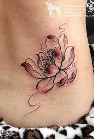 Prekrasan i lijep uzorak tetovaže lotosa na struku