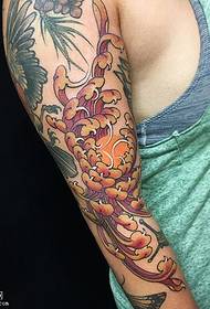 Modello di tatuaggio di crisantemo dipinto a spalla