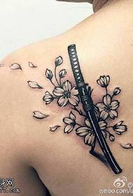 어깨 빈티지 벚꽃 문신 패턴