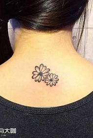 Maliit na pattern ng tattoo ng lotus sa likod