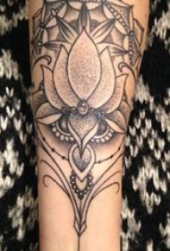 Meitenes roka uz melni pelēkas skices punkta ērkšķa prasmes radošā lotosa tetovējuma attēlā